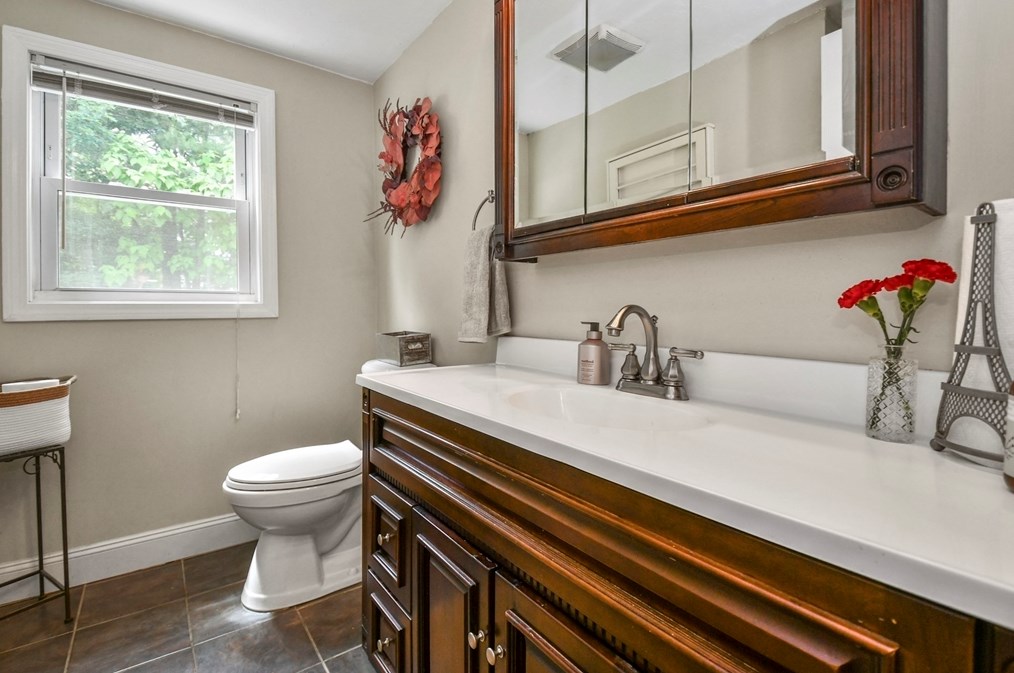 8 Knollwood Rd, Tewksbury MA  01876-2913 exterior