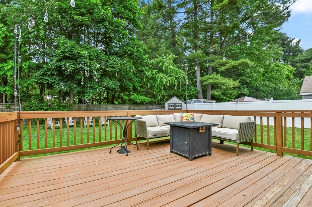 8 Knollwood Rd, Tewksbury MA  01876-2913 exterior