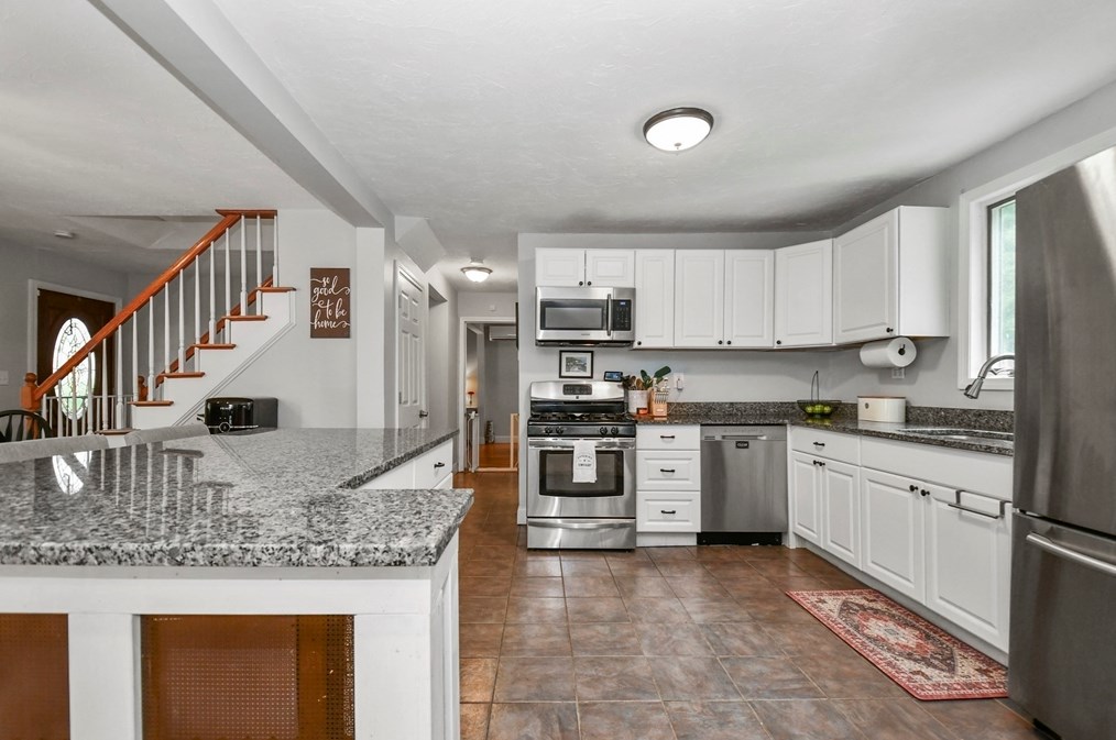 8 Knollwood Rd, Tewksbury MA  01876-2913 exterior