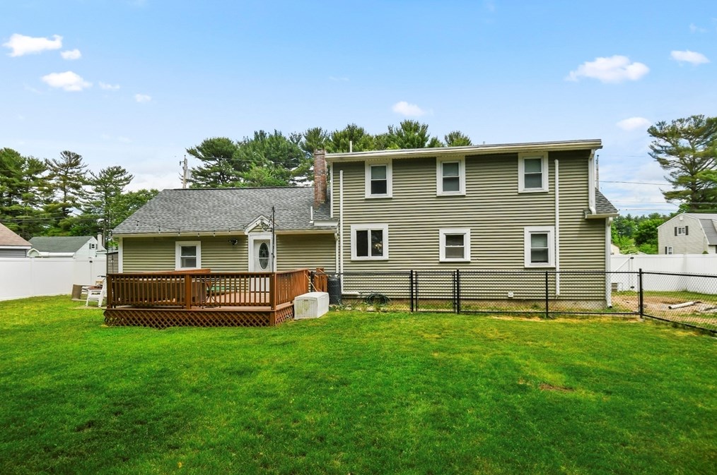 8 Knollwood Rd, Tewksbury MA  01876-2913 exterior