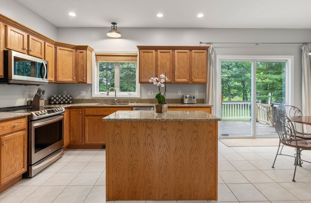 28 Snowy Owl Ln, Worcester MA  01605-4025 exterior