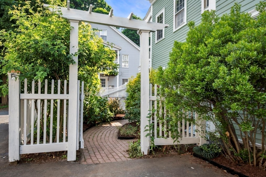 135 St, Salem MA 01970-2548 exterior