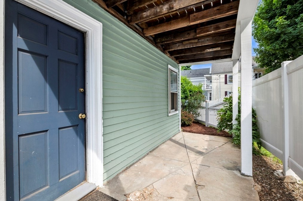 135 St, Salem MA 01970-2548 exterior