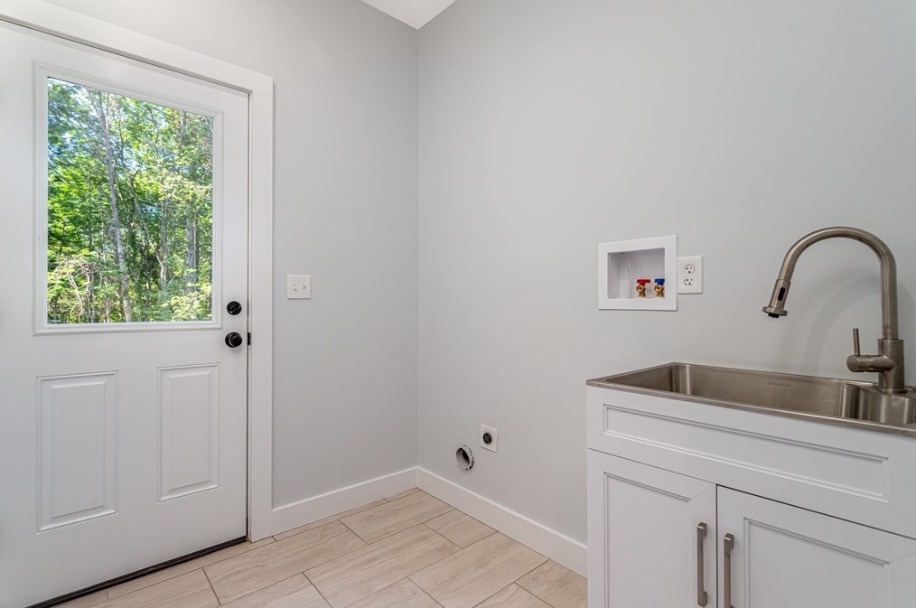 46 High St, Stratham NH  03885-2216 exterior