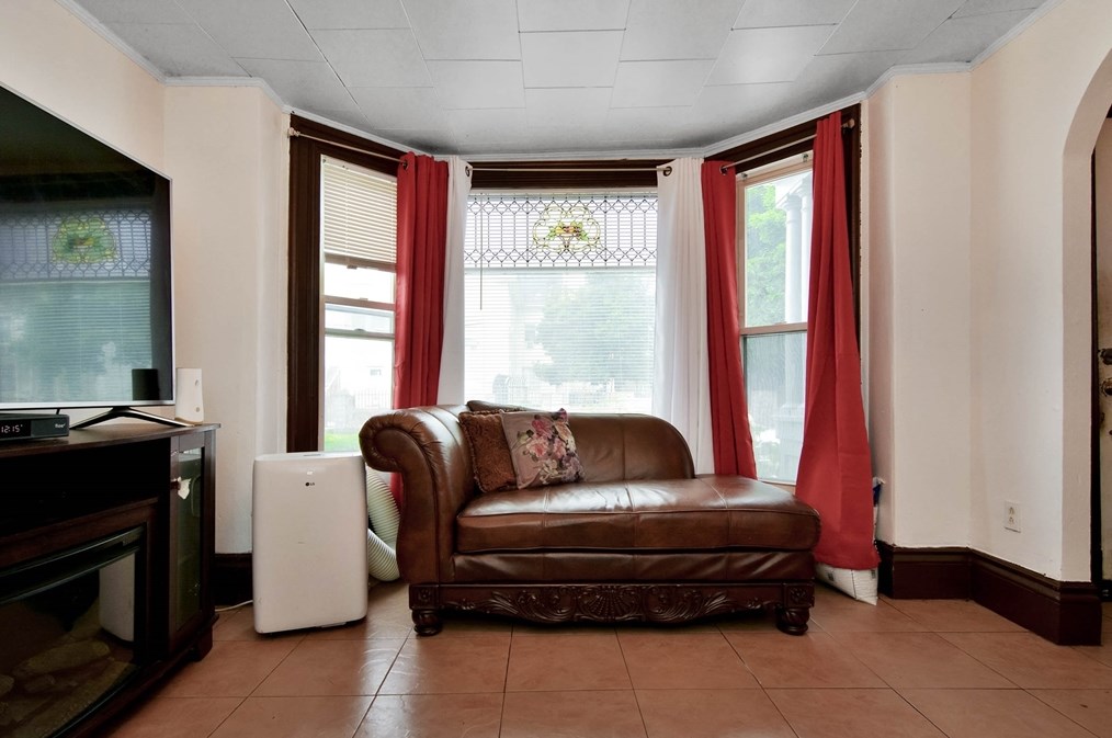 39 Haverhill St, Lawrence MA 01840-1811 exterior