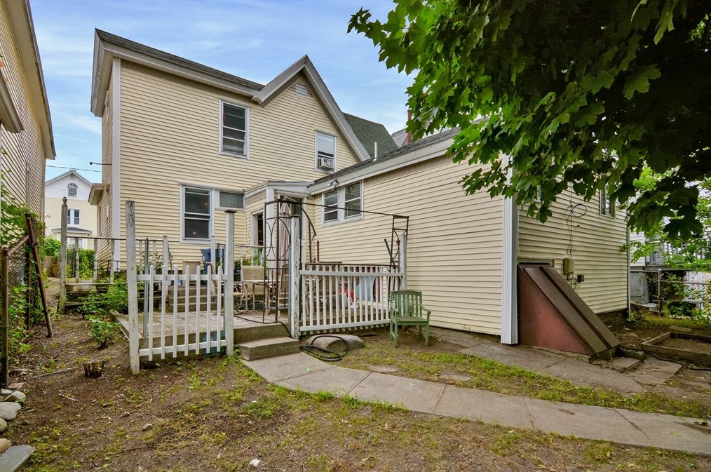 39 Haverhill St, Lawrence MA 01840-1811 exterior