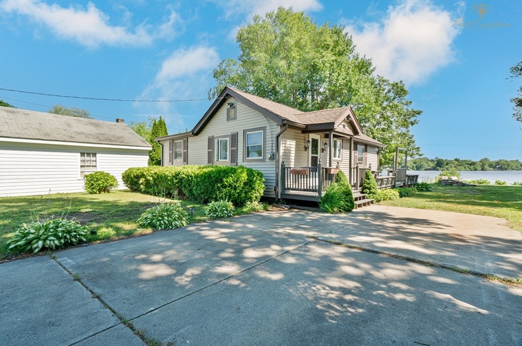 54 Lakeside Ave, Dartmouth MA 02747-1507 exterior