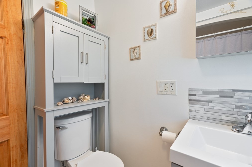 54 Lakeside Ave, Dartmouth MA 02747-1507 exterior