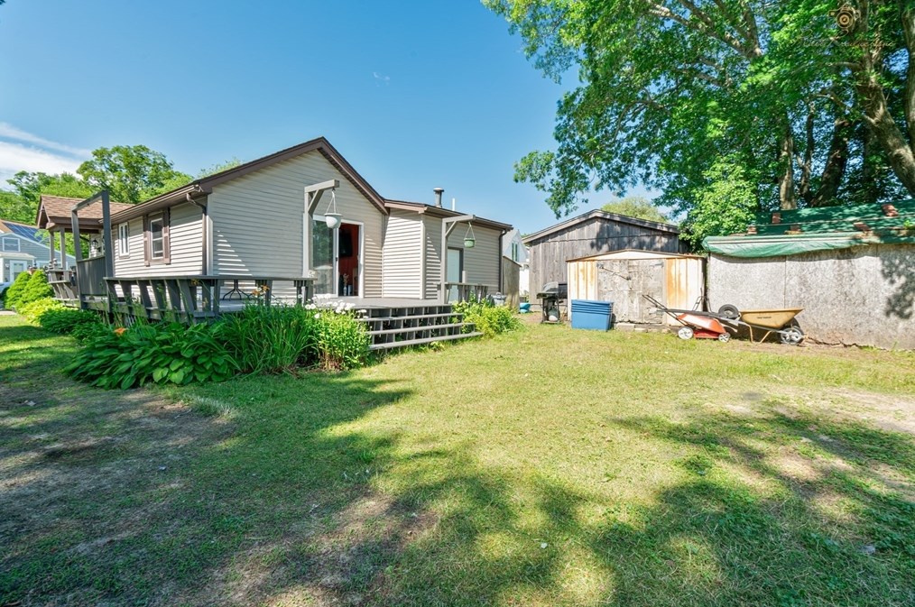 54 Lakeside Ave, Dartmouth MA 02747-1507 exterior