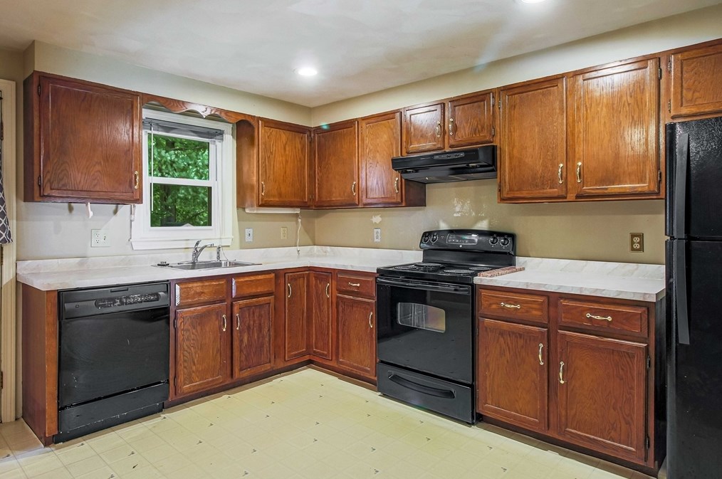 8 Lexington Rd, Shrewsbury MA  01545-2266 exterior