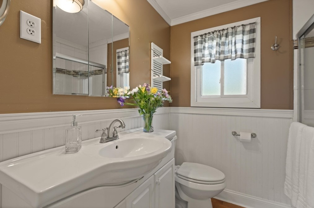 411 Main St, Lancaster MA  01523-2854 exterior