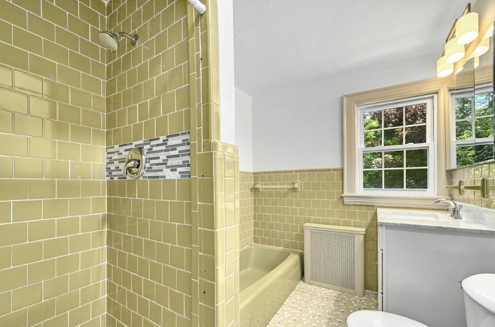 41 Flagg St, Worcester MA  01602-1448 exterior