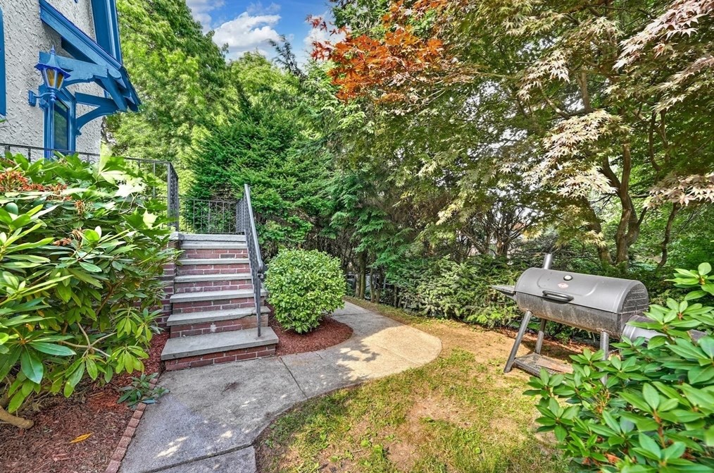 41 Flagg St, Worcester MA  01602-1448 exterior