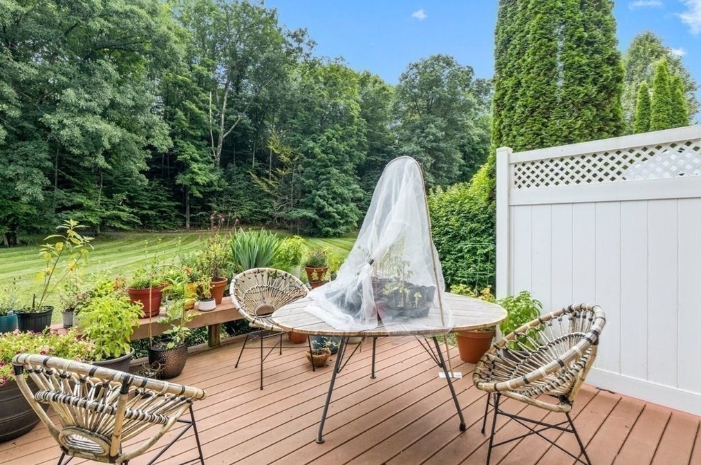 208 Pine St, Amherst MA  01002-1177 exterior