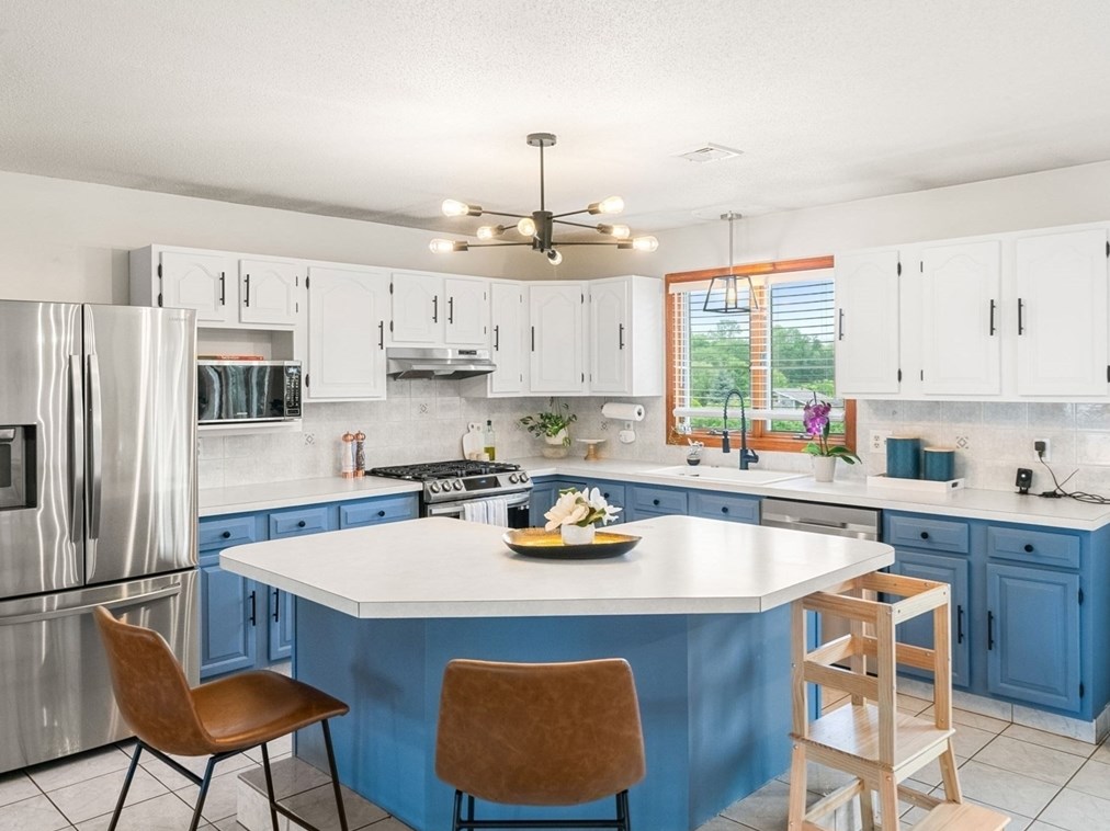 189 Rogers St, Dartmouth MA  02748-1829 exterior