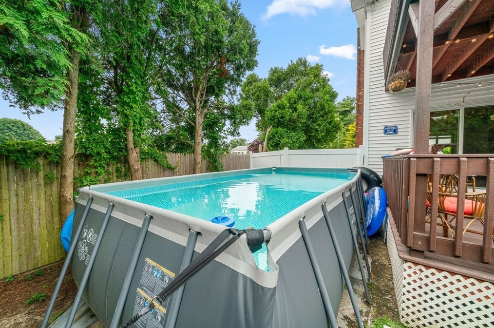 189 Rogers St, Dartmouth MA  02748-1829 exterior