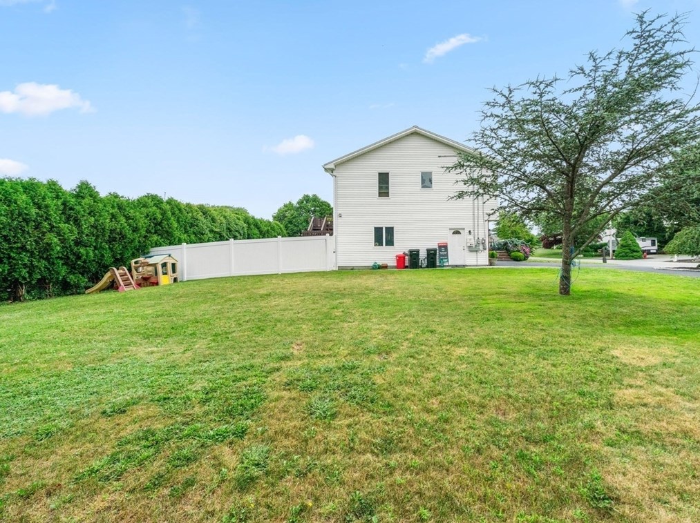 189 Rogers St, Dartmouth MA  02748-1829 exterior