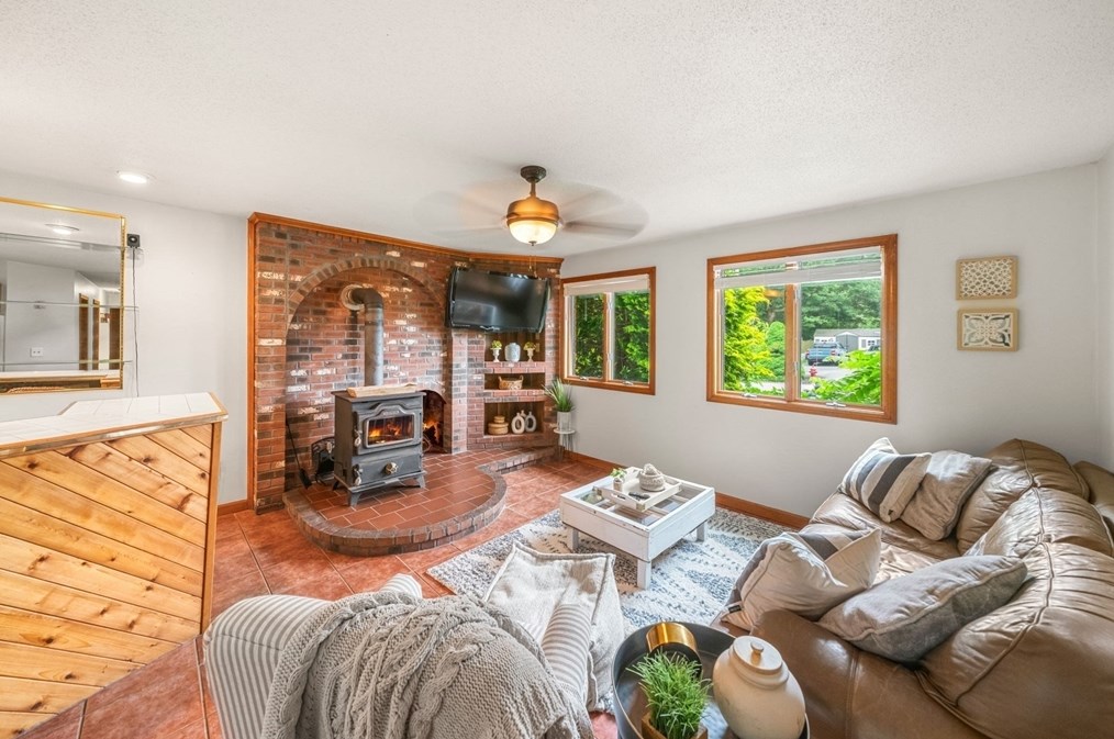 189 Rogers St, Dartmouth MA  02748-1829 exterior