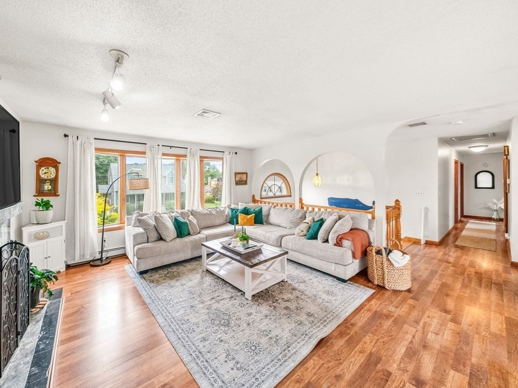 189 Rogers St, Dartmouth MA  02748-1829 exterior