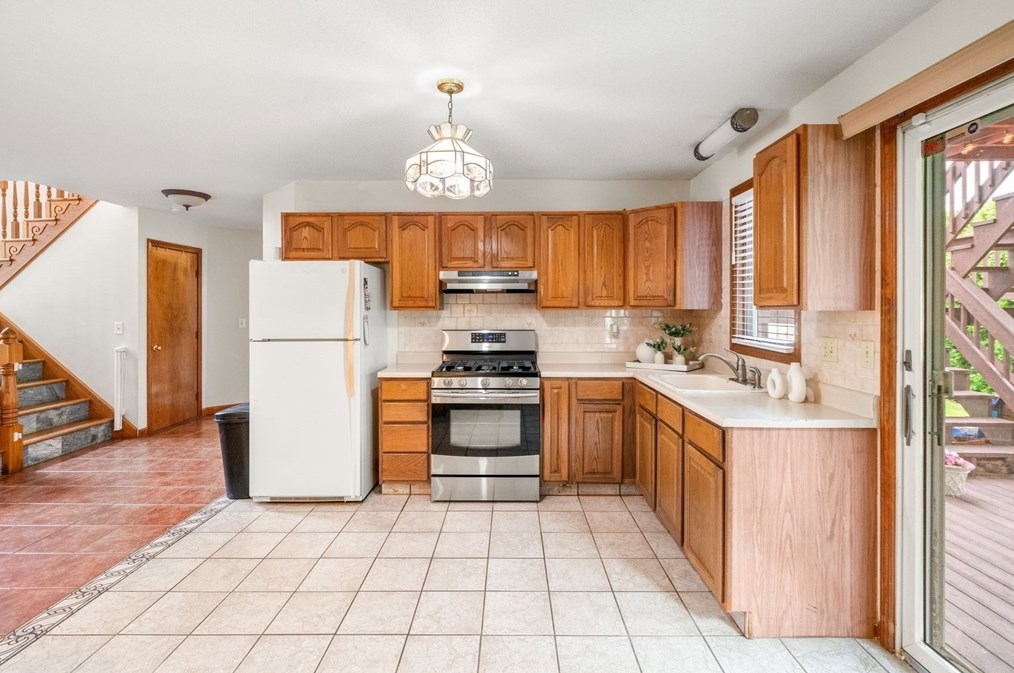 189 Rogers St, Dartmouth MA  02748-1829 exterior