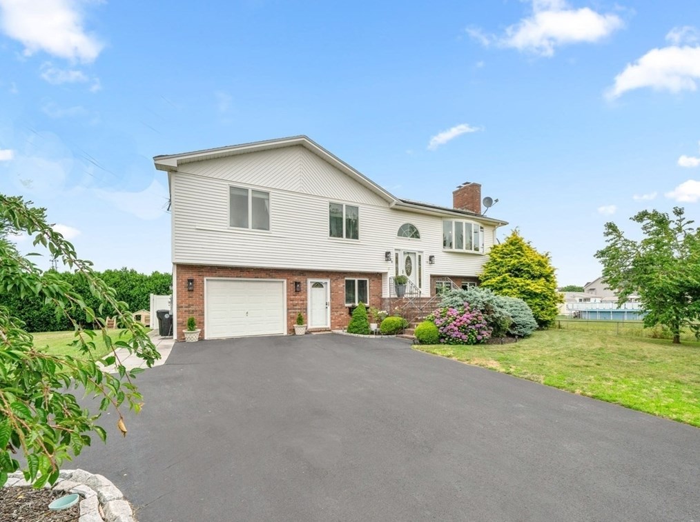 189 Rogers St, Dartmouth MA  02748-1829 exterior