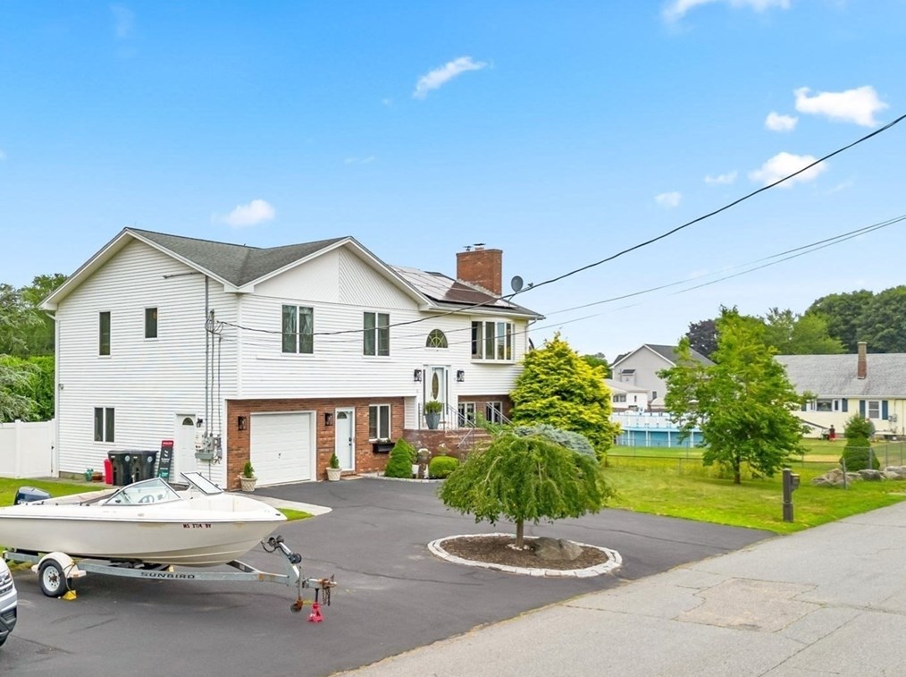 189 Rogers St, Dartmouth MA  02748-1829 exterior