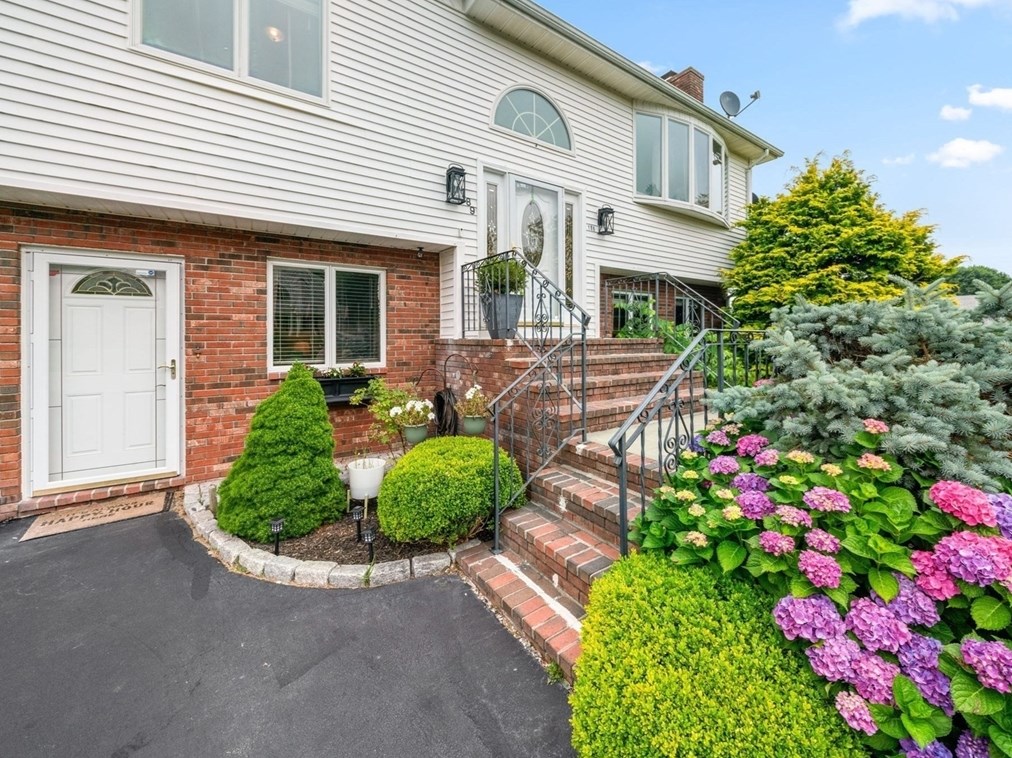 189 Rogers St, Dartmouth MA  02748-1829 exterior