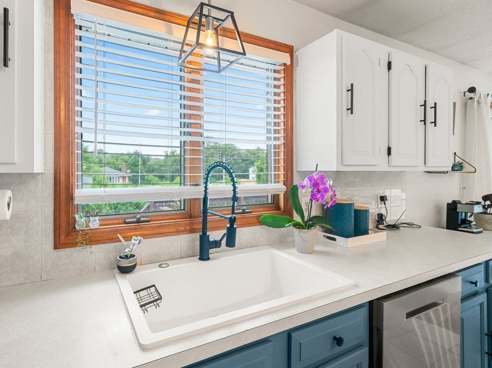 189 Rogers St, Dartmouth MA  02748-1829 exterior