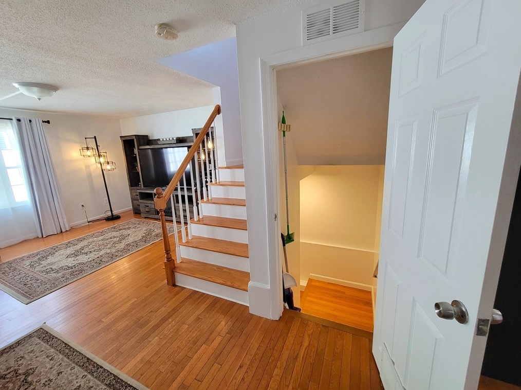 744 Hypine Rd, Dracut MA 01826-3366 exterior