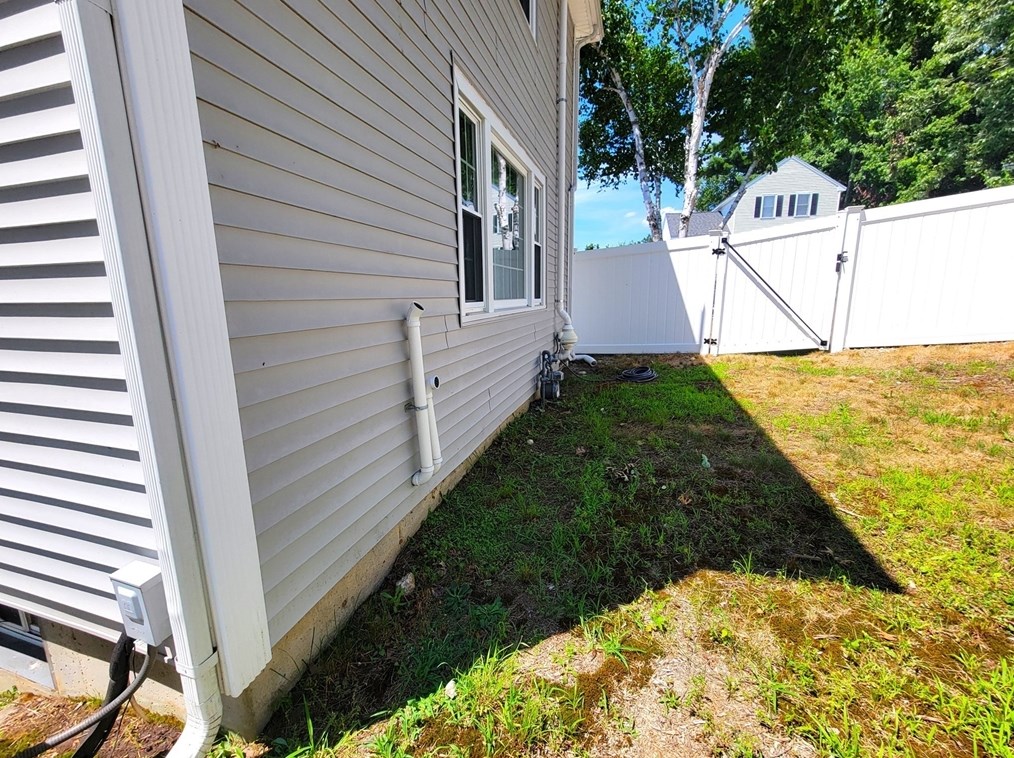 744 Hypine Rd, Dracut MA 01826-3366 exterior