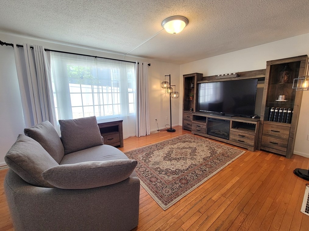 744 Hypine Rd, Dracut MA 01826-3366 exterior