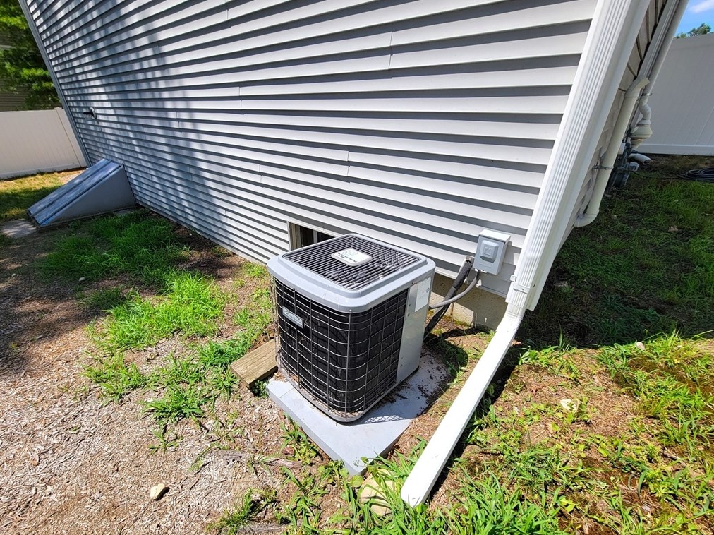 744 Hypine Rd, Dracut MA 01826-3366 exterior