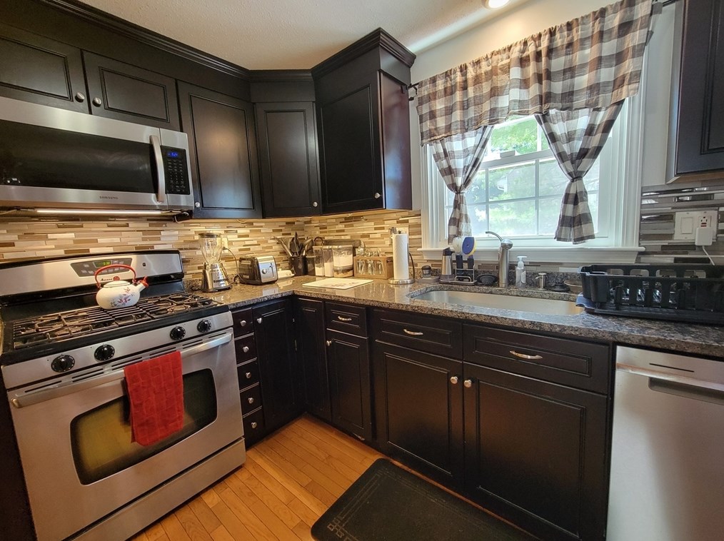 744 Hypine Rd, Dracut MA 01826-3366 exterior