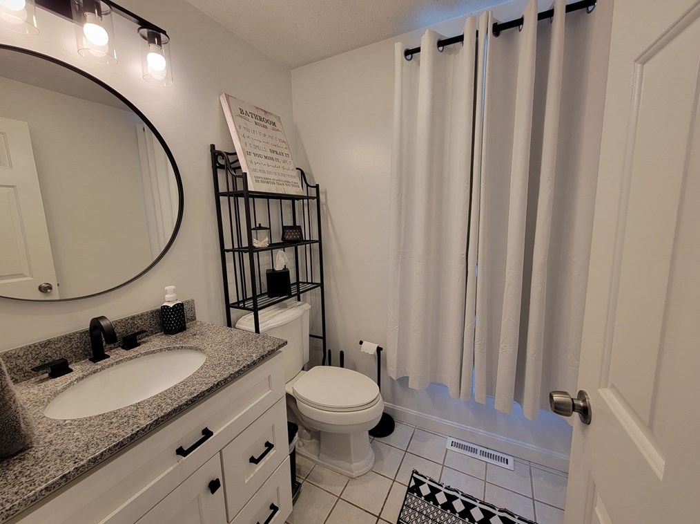 744 Hypine Rd, Dracut MA 01826-3366 exterior