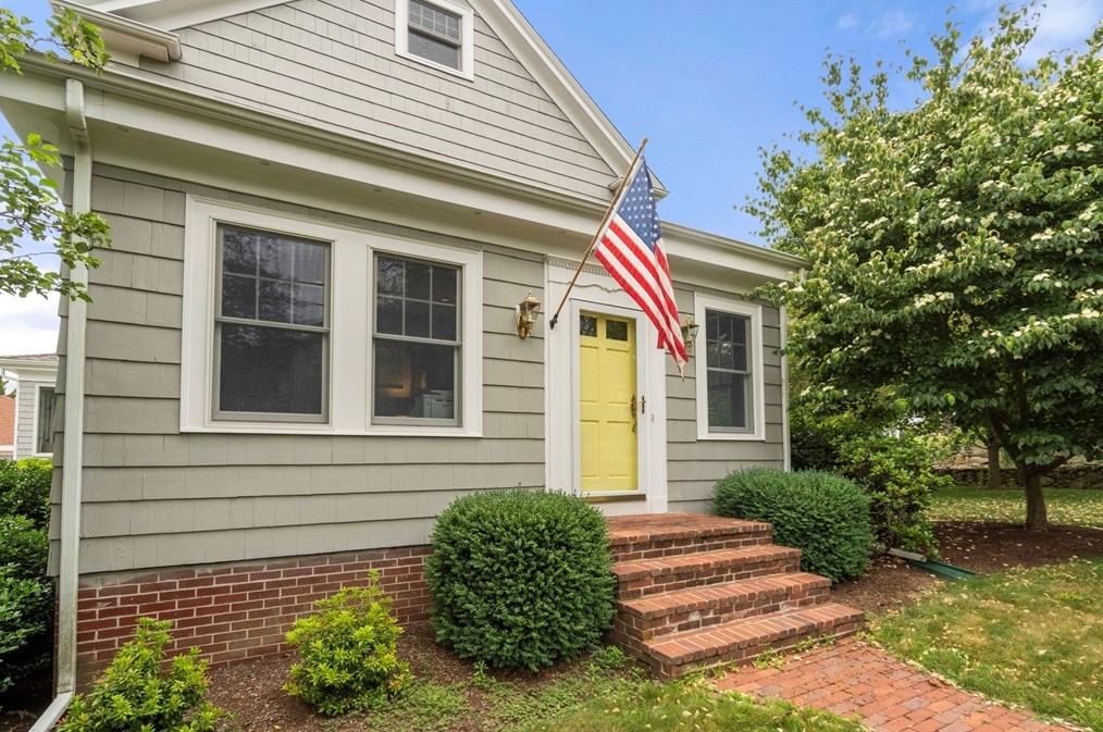 616 Elm St, Dartmouth MA 02748-2147 exterior