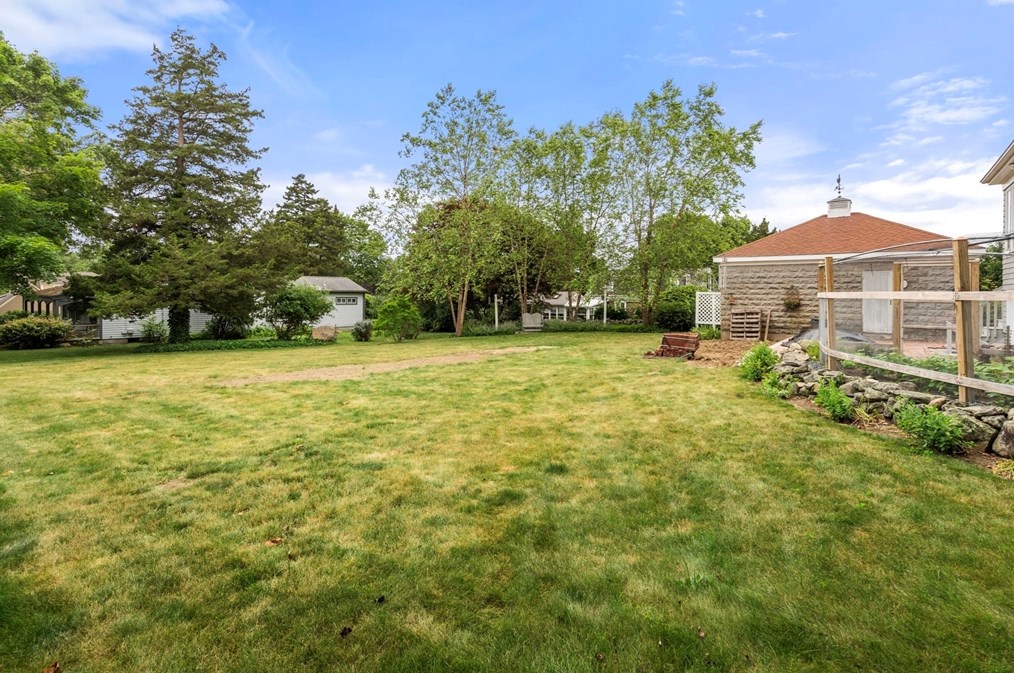 616 Elm St, Dartmouth MA 02748-2147 exterior