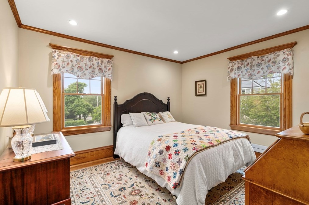 616 Elm St, Dartmouth MA 02748-2147 exterior