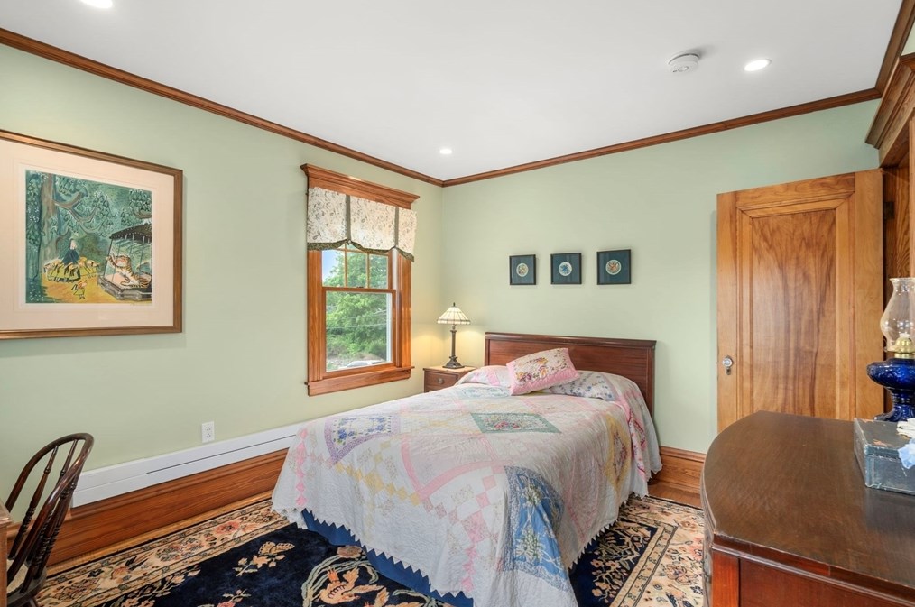 616 Elm St, Dartmouth MA 02748-2147 exterior