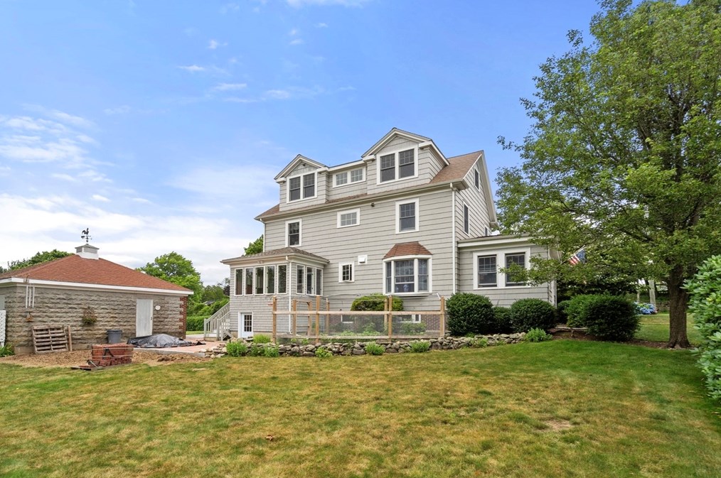 616 Elm St, Dartmouth MA 02748-2147 exterior