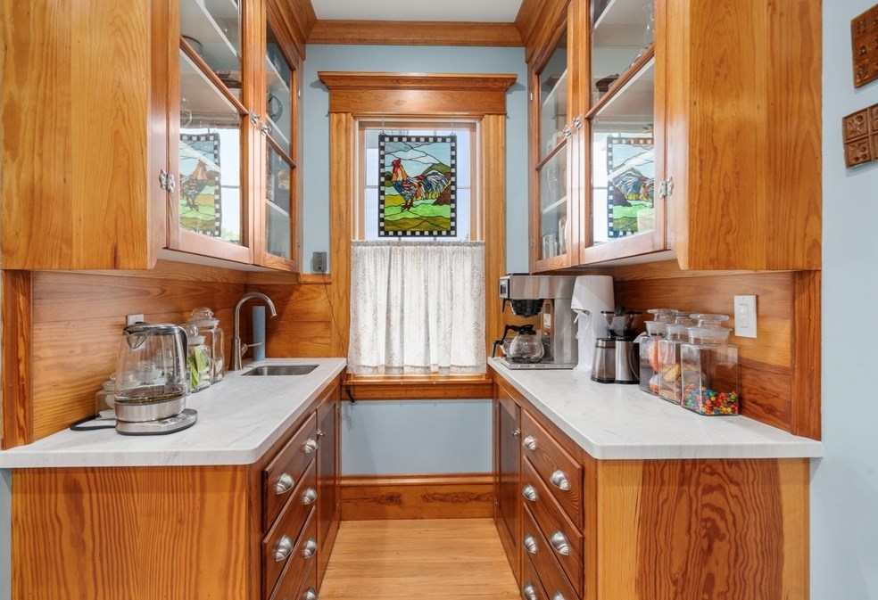 616 Elm St, Dartmouth MA 02748-2147 exterior