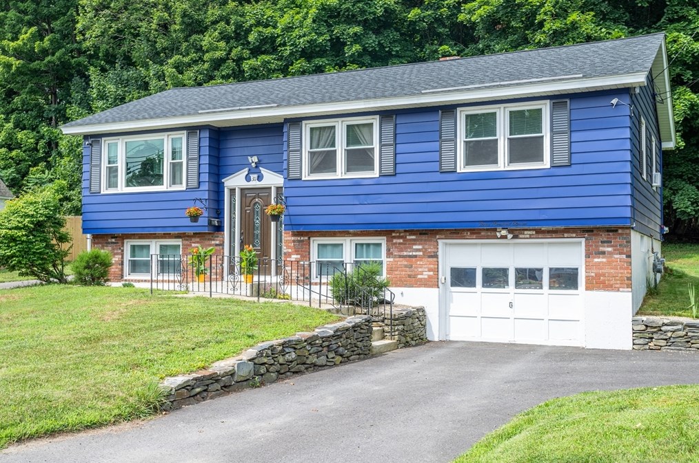 311 Pleasant St, Leominster MA  01453-6227 exterior