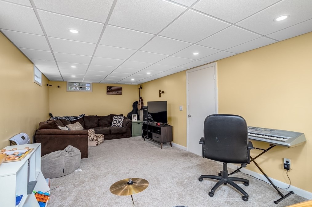 311 Pleasant St, Leominster MA  01453-6227 exterior