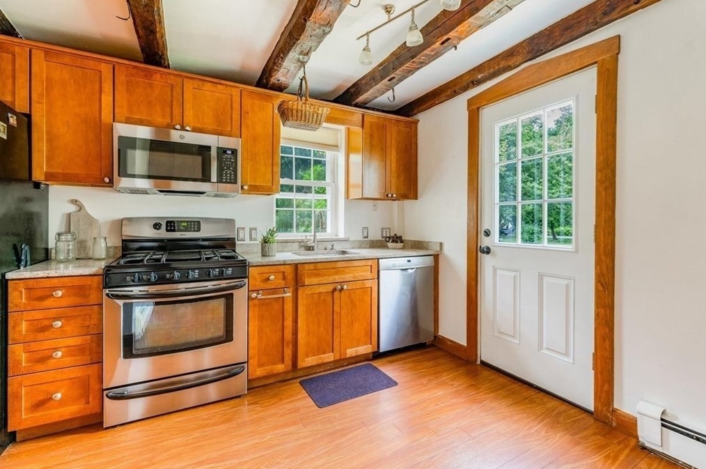 526 Main St, Hanover MA 02339-1550 exterior