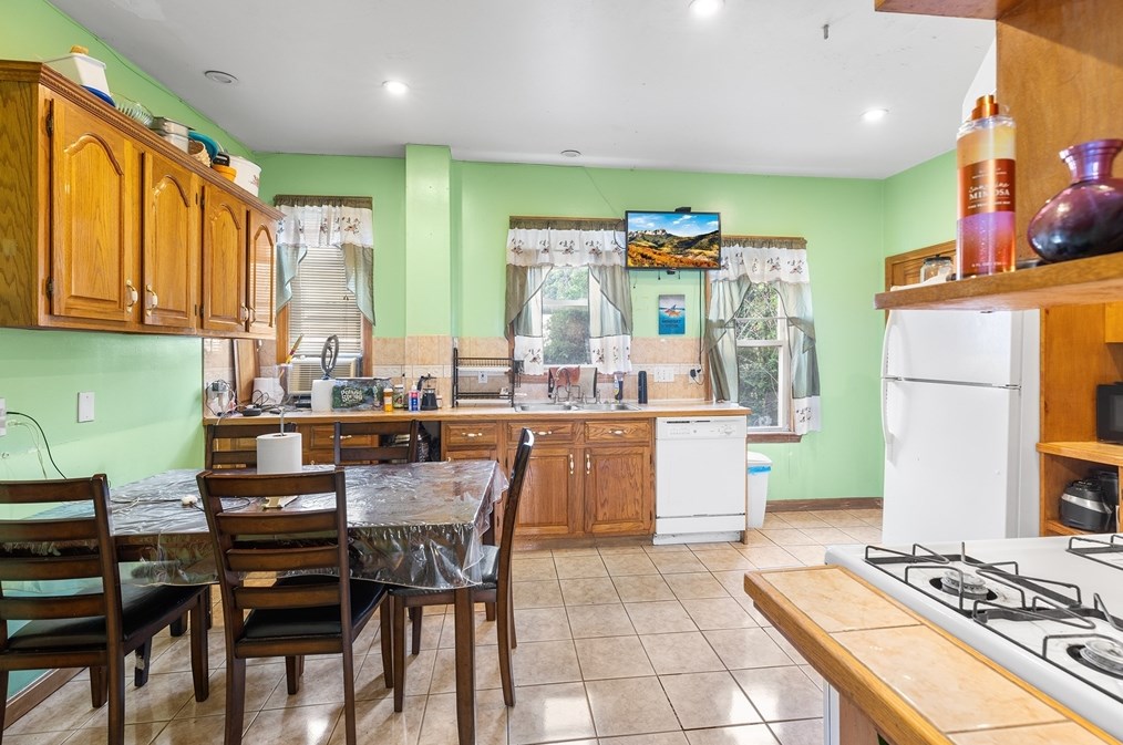 15 Calhoun Ave, Everett MA 02149-5209 exterior