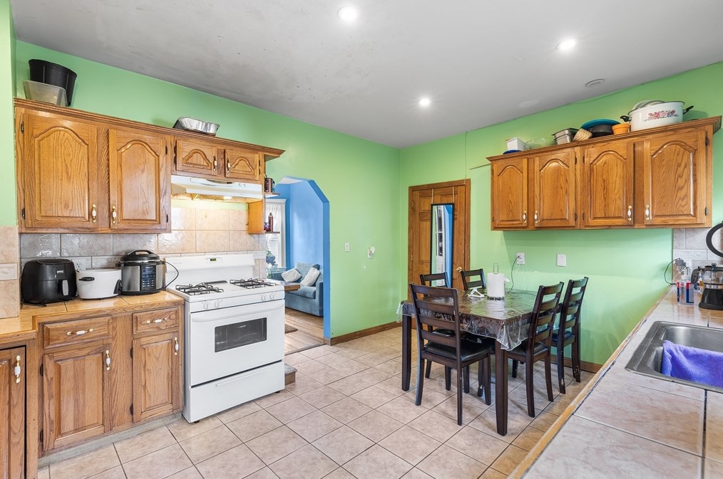 15 Calhoun Ave, Everett MA 02149-5209 exterior