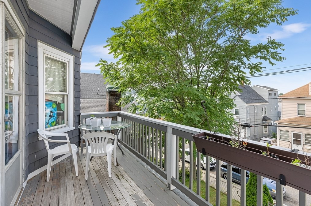 15 Calhoun Ave, Everett MA 02149-5209 exterior