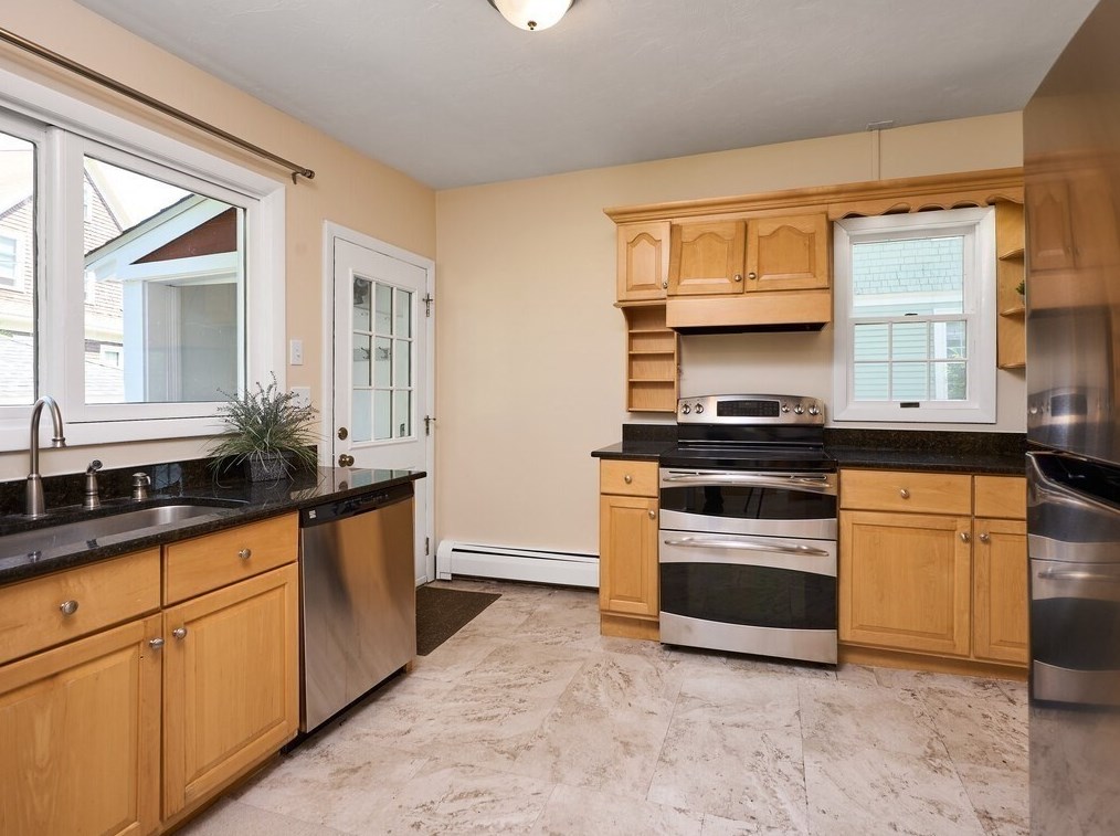 26 Monroe Ave, Worcester MA  01602-2643 exterior