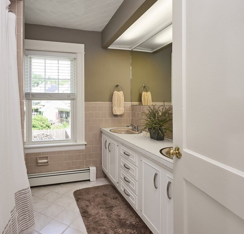 26 Monroe Ave, Worcester MA  01602-2643 exterior