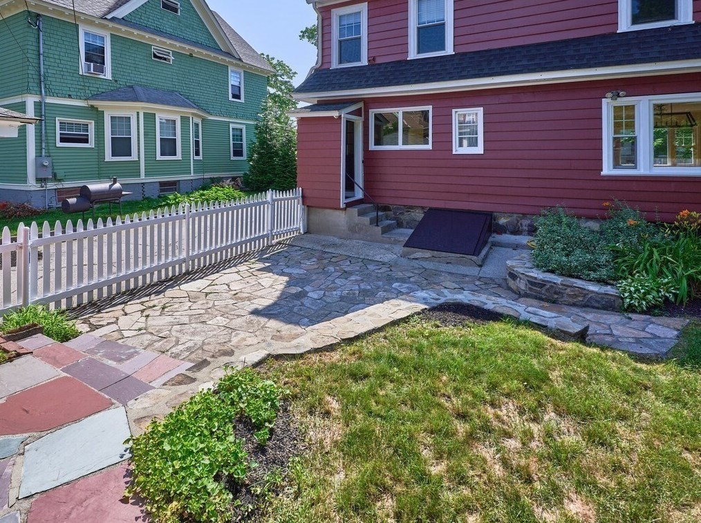 26 Monroe Ave, Worcester MA  01602-2643 exterior