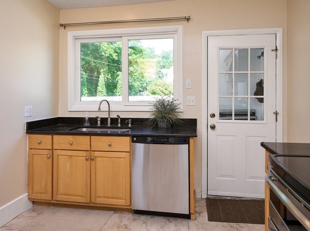 26 Monroe Ave, Worcester MA  01602-2643 exterior